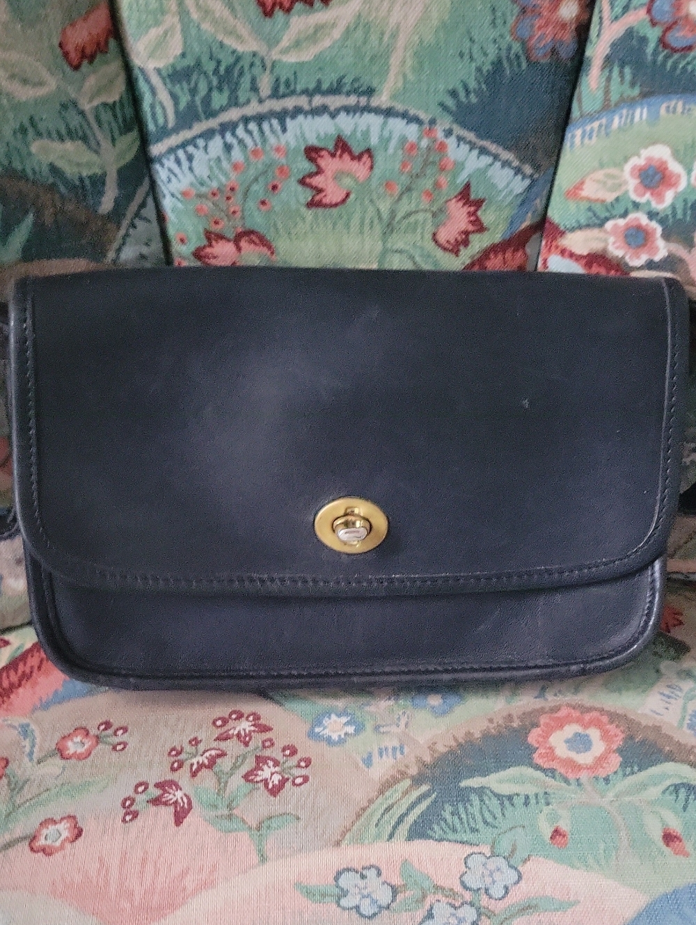 Classic Black Leather Turnlock Clutch VINTAGE